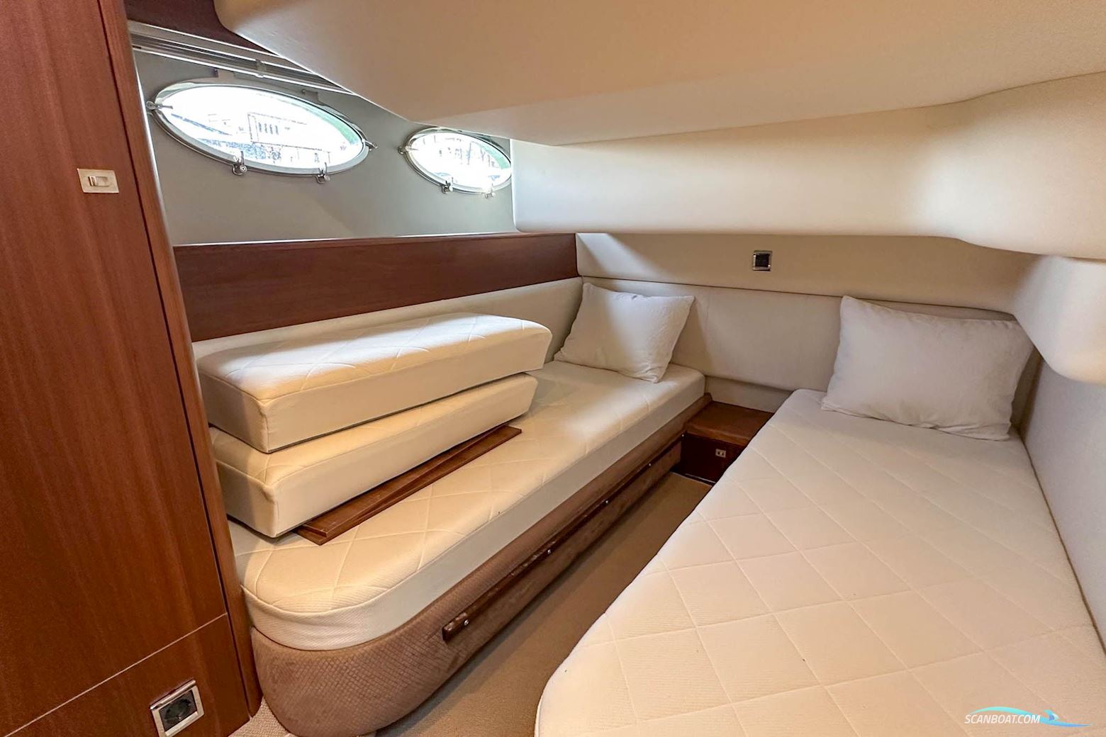 PRINCESS 42 Flybridge Motor Yacht