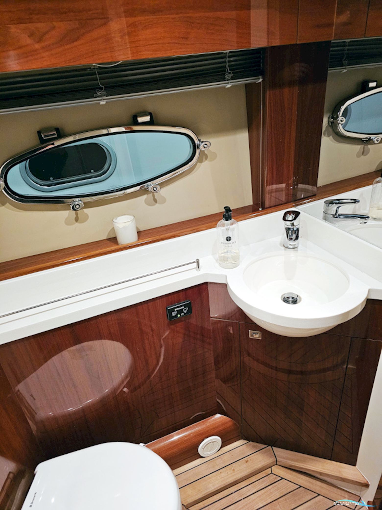 Princess V42 Volvo Penta D6-370 Joystick control