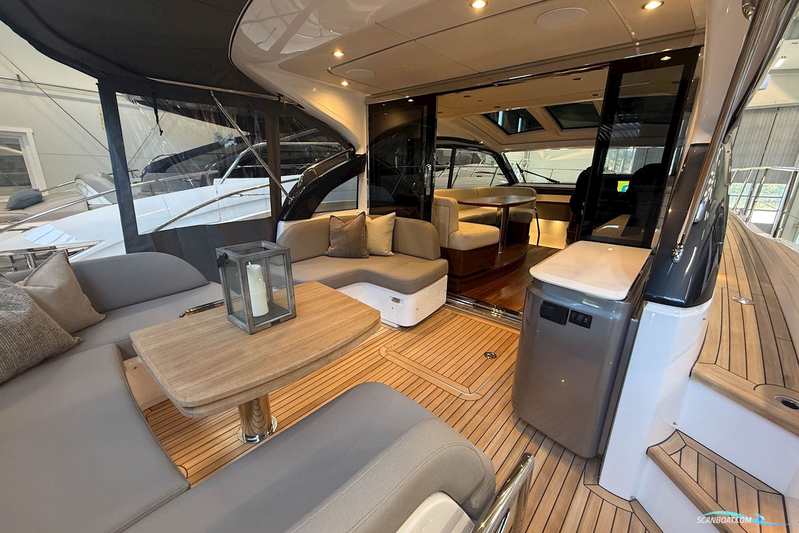 PRINCESS V50 Deck saloon