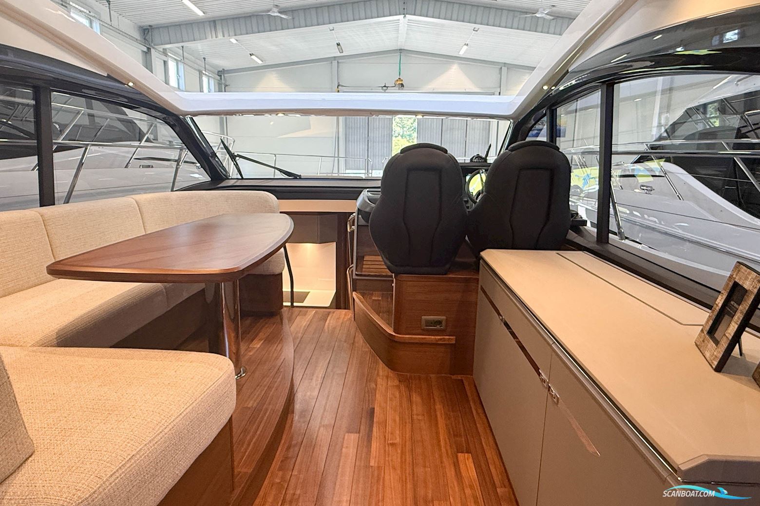 PRINCESS V50 Deck saloon