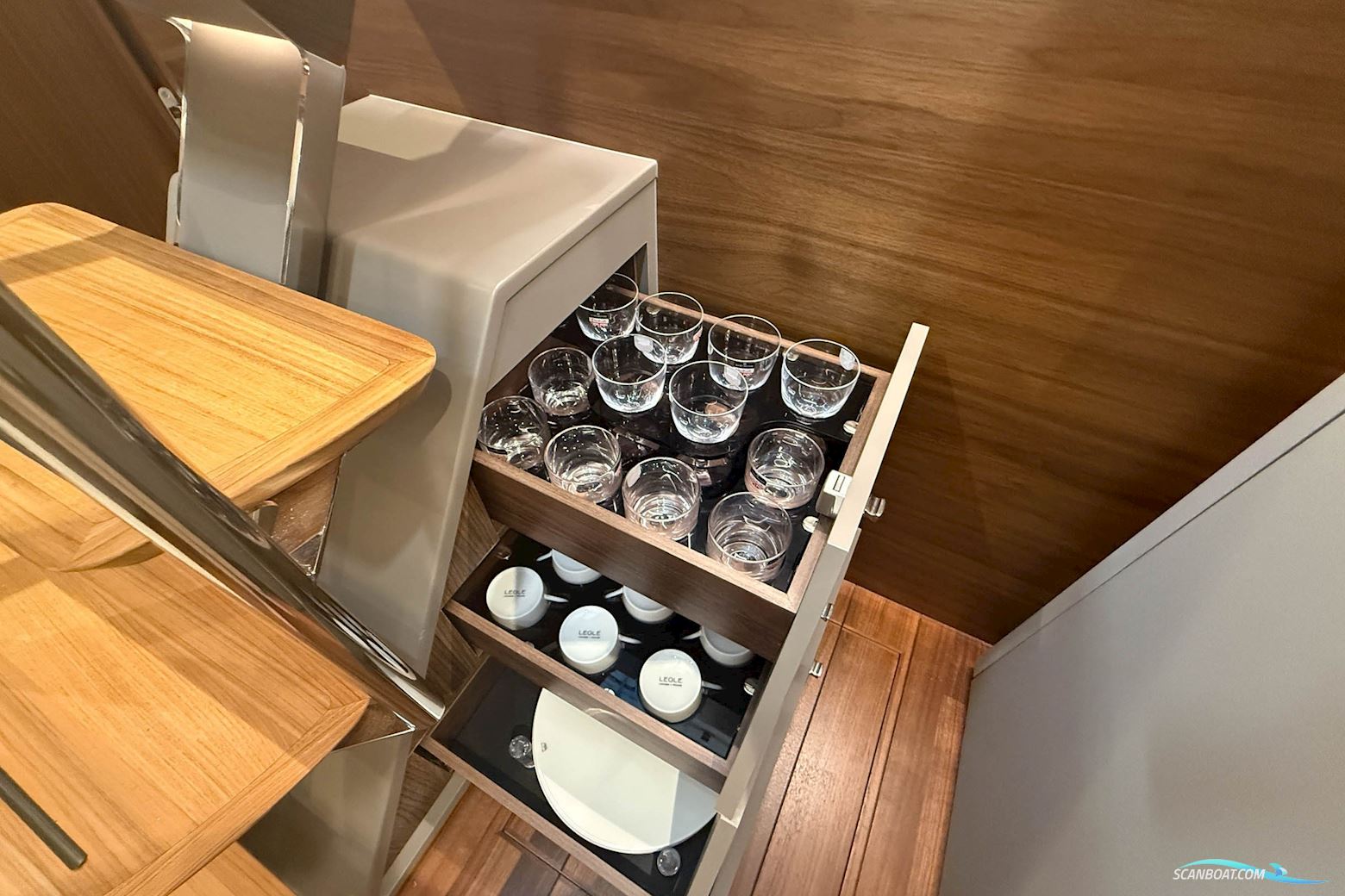 PRINCESS V50 Deck saloon