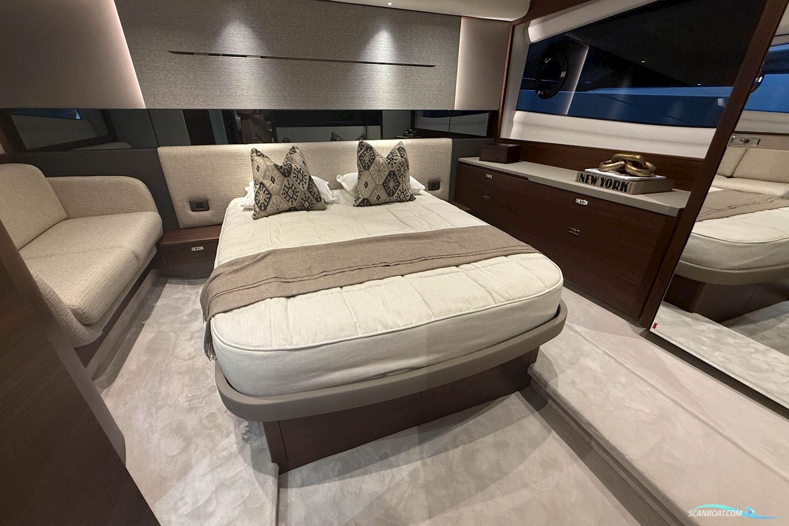PRINCESS V50 Deck saloon