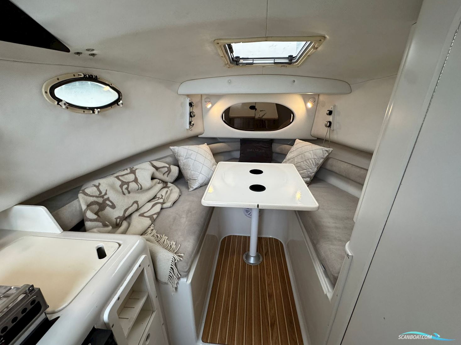 Proline 2950 Mid Cabin