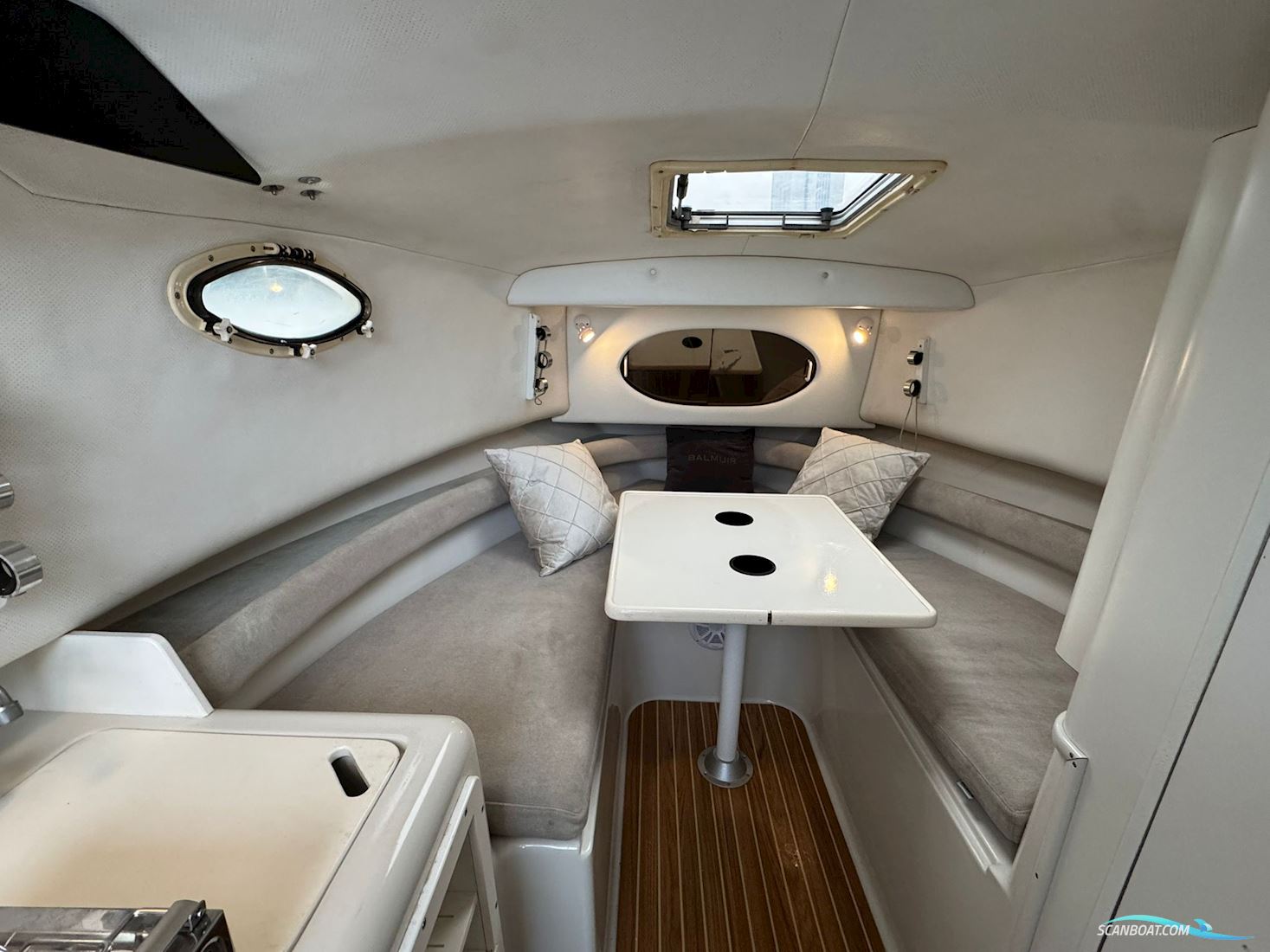 Proline 2950 Mid Cabin