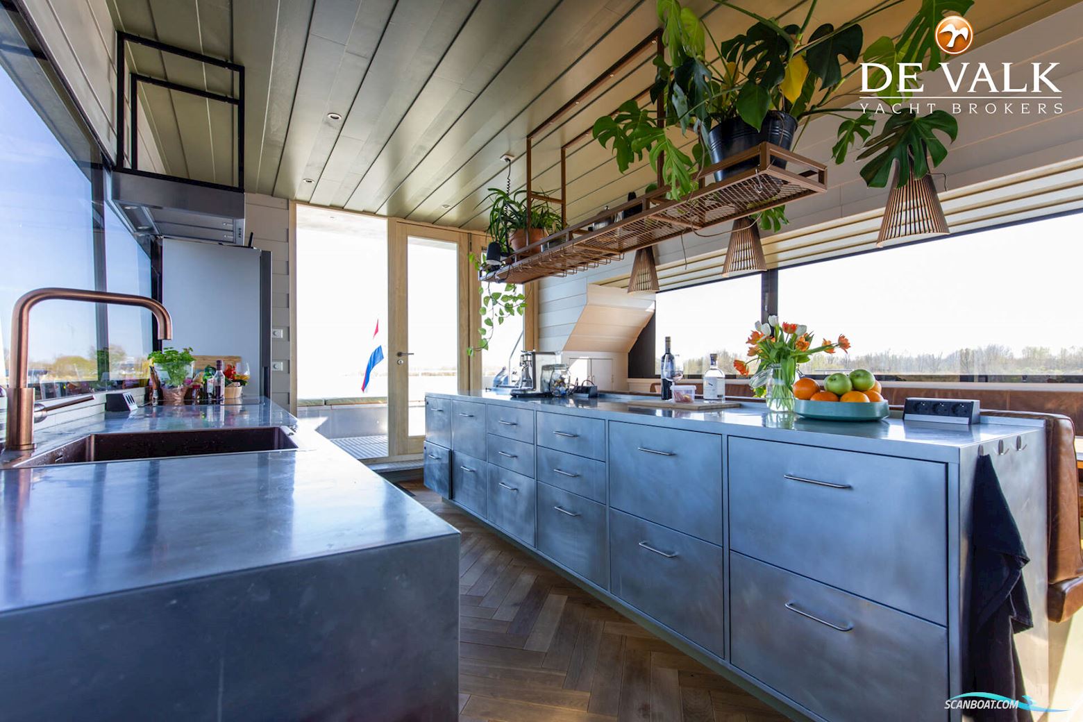 QROOZ Floating Appartment