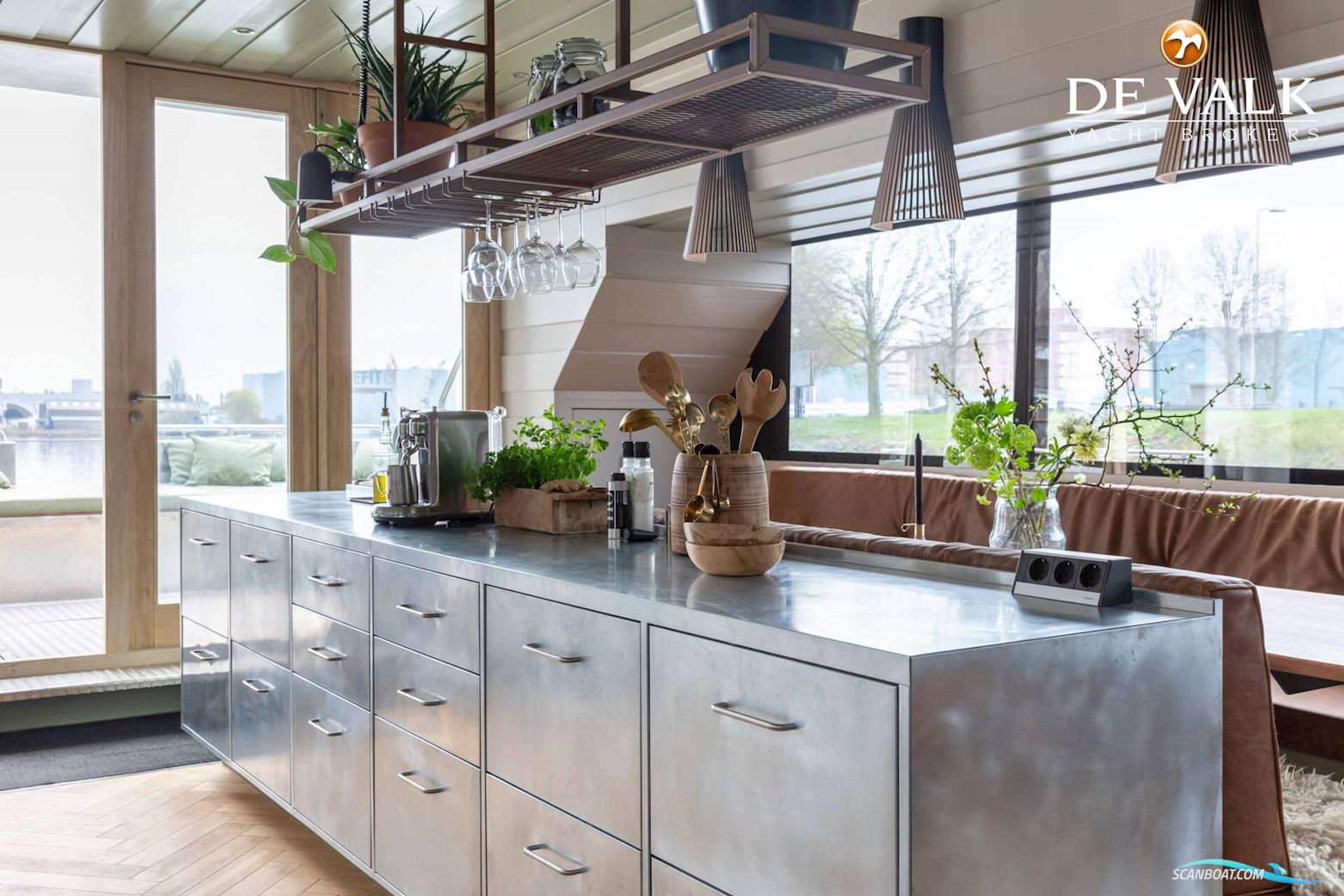 QROOZ Floating Appartment