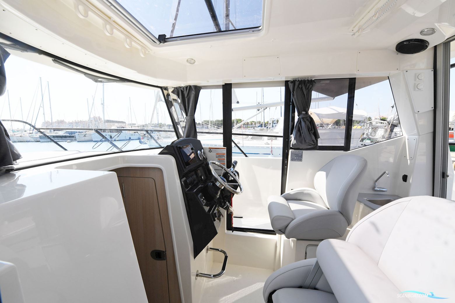 Quicksilver 805 Pilothouse