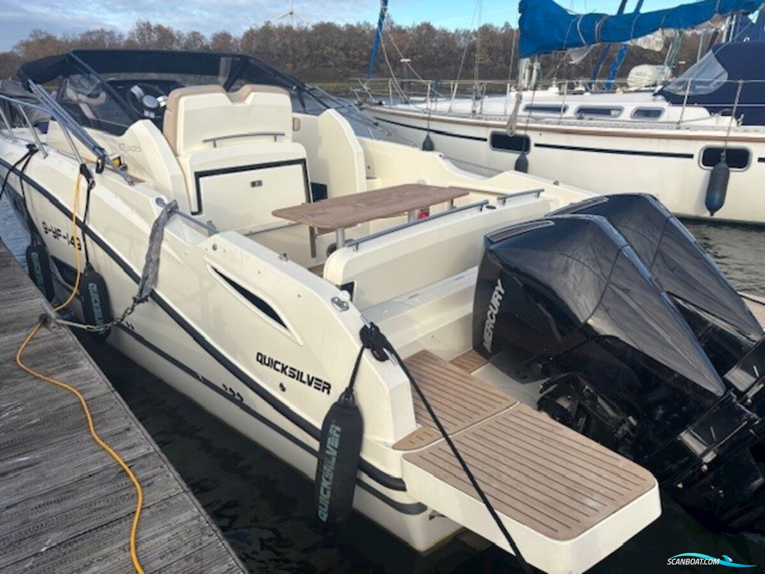 Quicksilver 875 Sundeck Active
