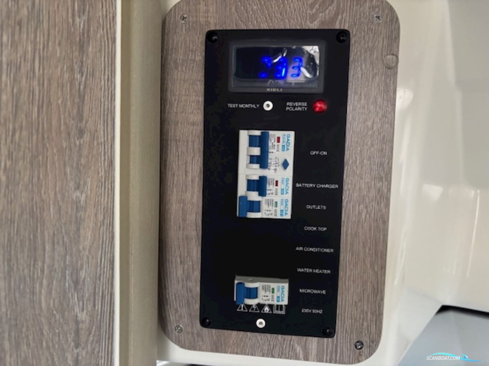 Quicksilver 875 Sundeck Active