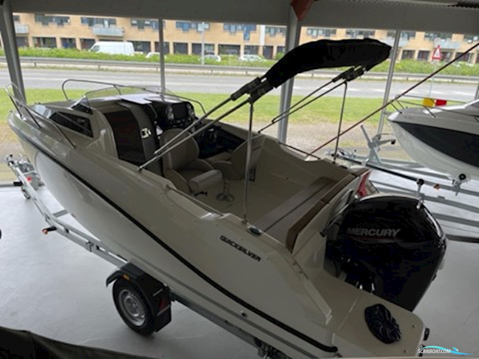 Quicksilver Activ 555 Cabin Med Mercury F100 Efi Elpt (Masser af Ekstra Udstyr) Solgt