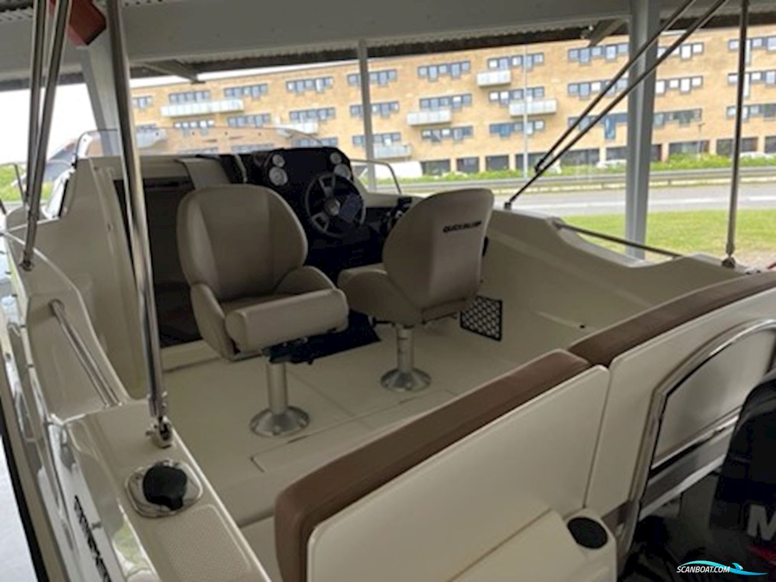 Quicksilver Activ 555 Cabin Med Mercury F100 Efi Elpt (Masser af Ekstra Udstyr) Solgt