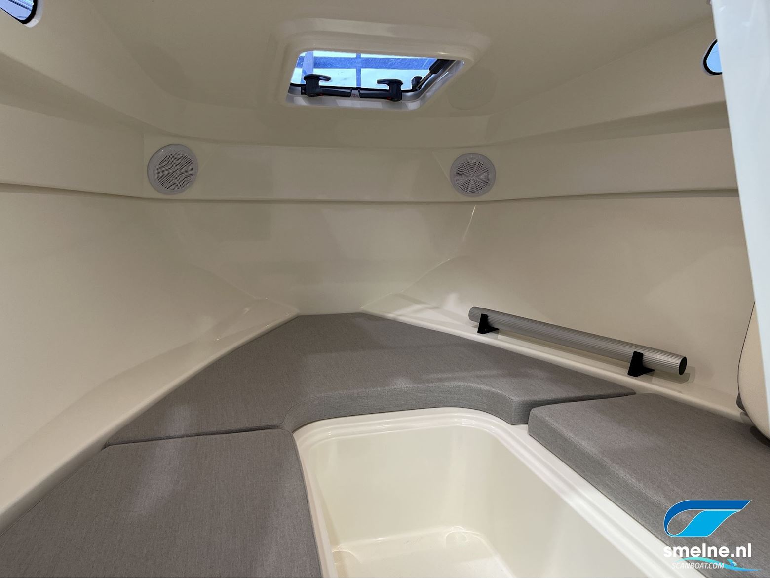 Quicksilver ACTIV 555 CABIN