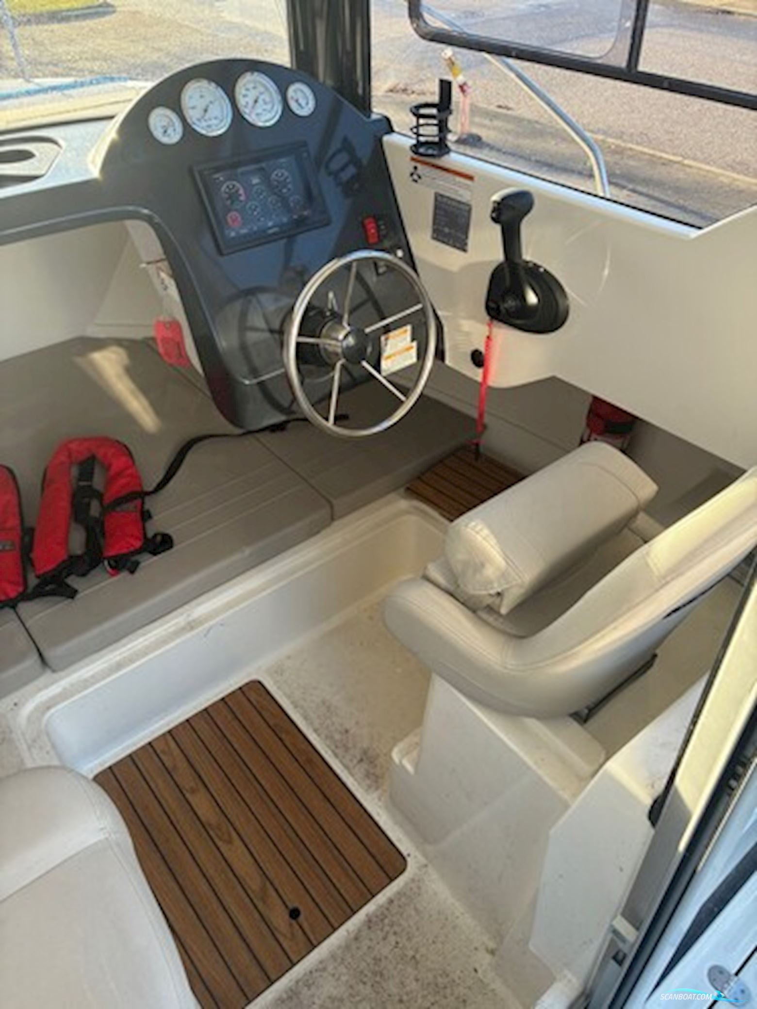 Quicksilver Activ 555 Pilothouse m/Mercury F100 hk 4-takt og Scandic trailer