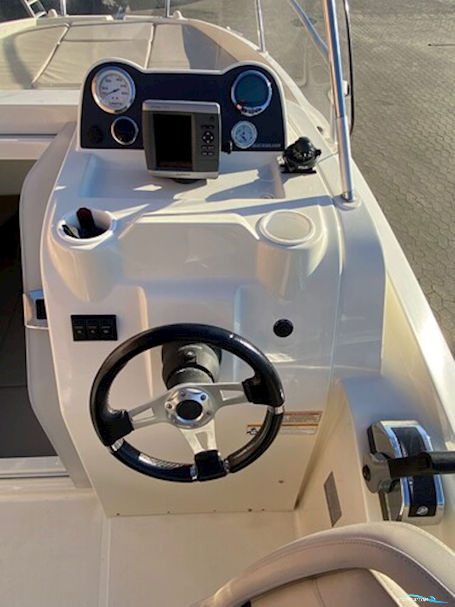 Quicksilver Activ 605 Sundeck m/Mercury F150 hk og Brenderup trailer