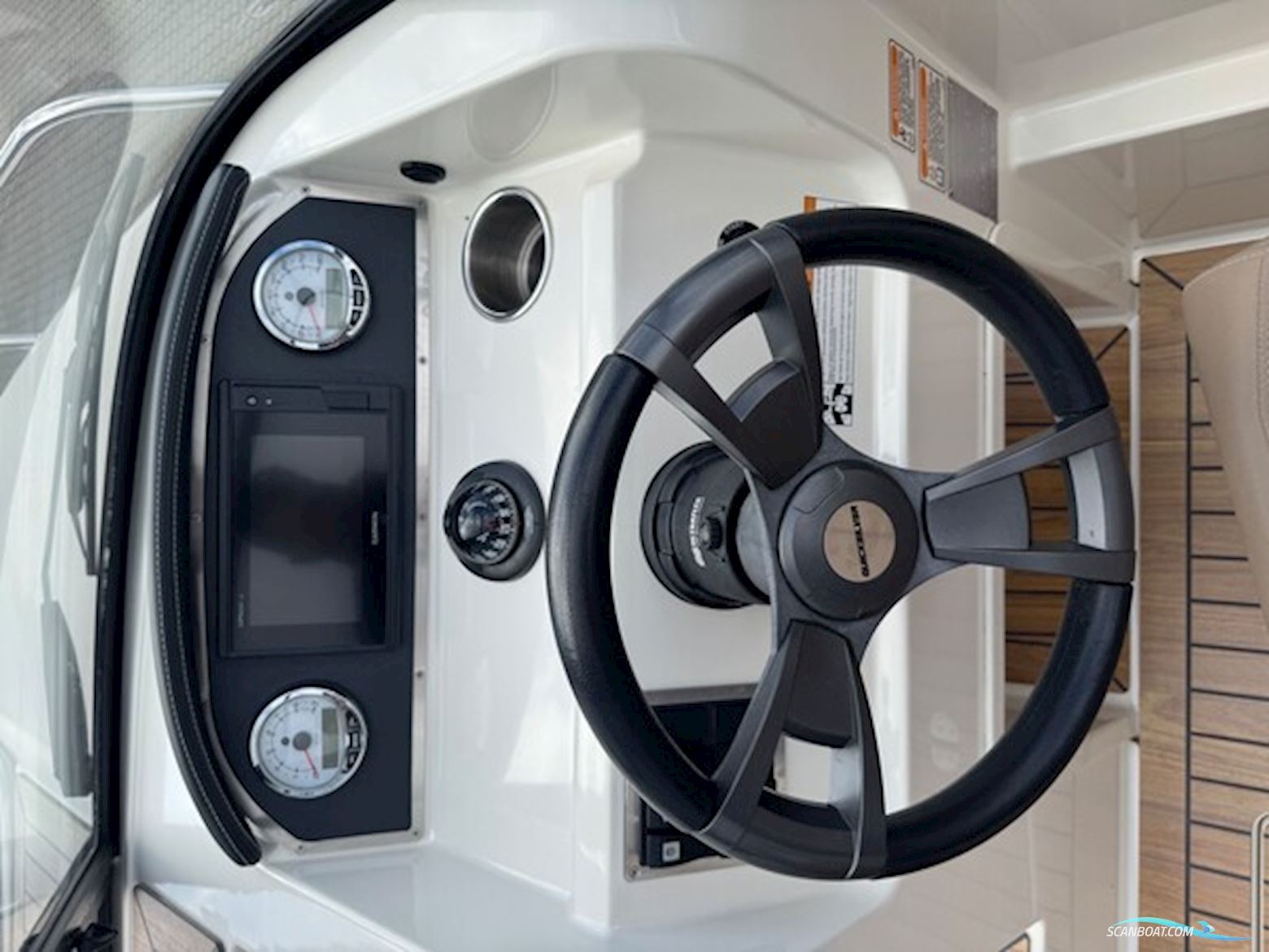 Quicksilver Activ 645 Cruiser med F115 hk Mercury-EFI 4 takt 2,1L XL og Variant Ocean 2000 bådtrailer med el-spil