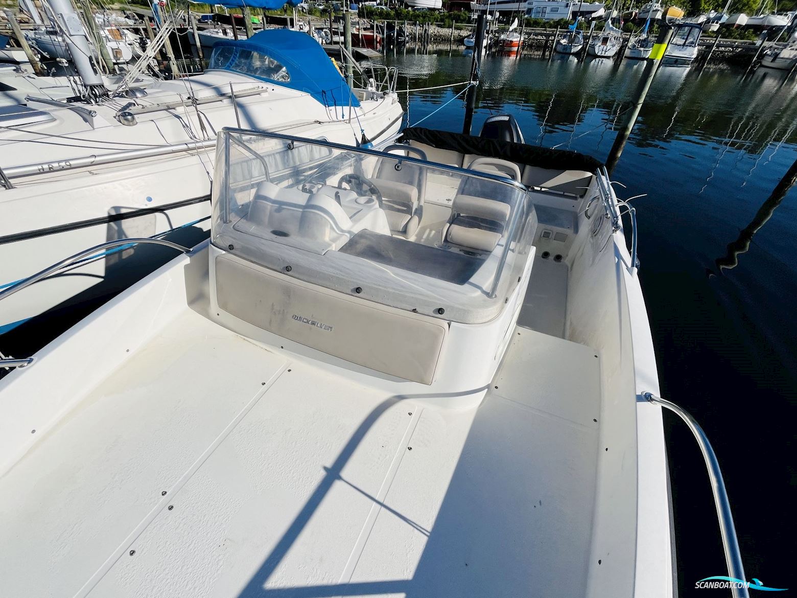Quicksilver Activ 675 Sundeck
