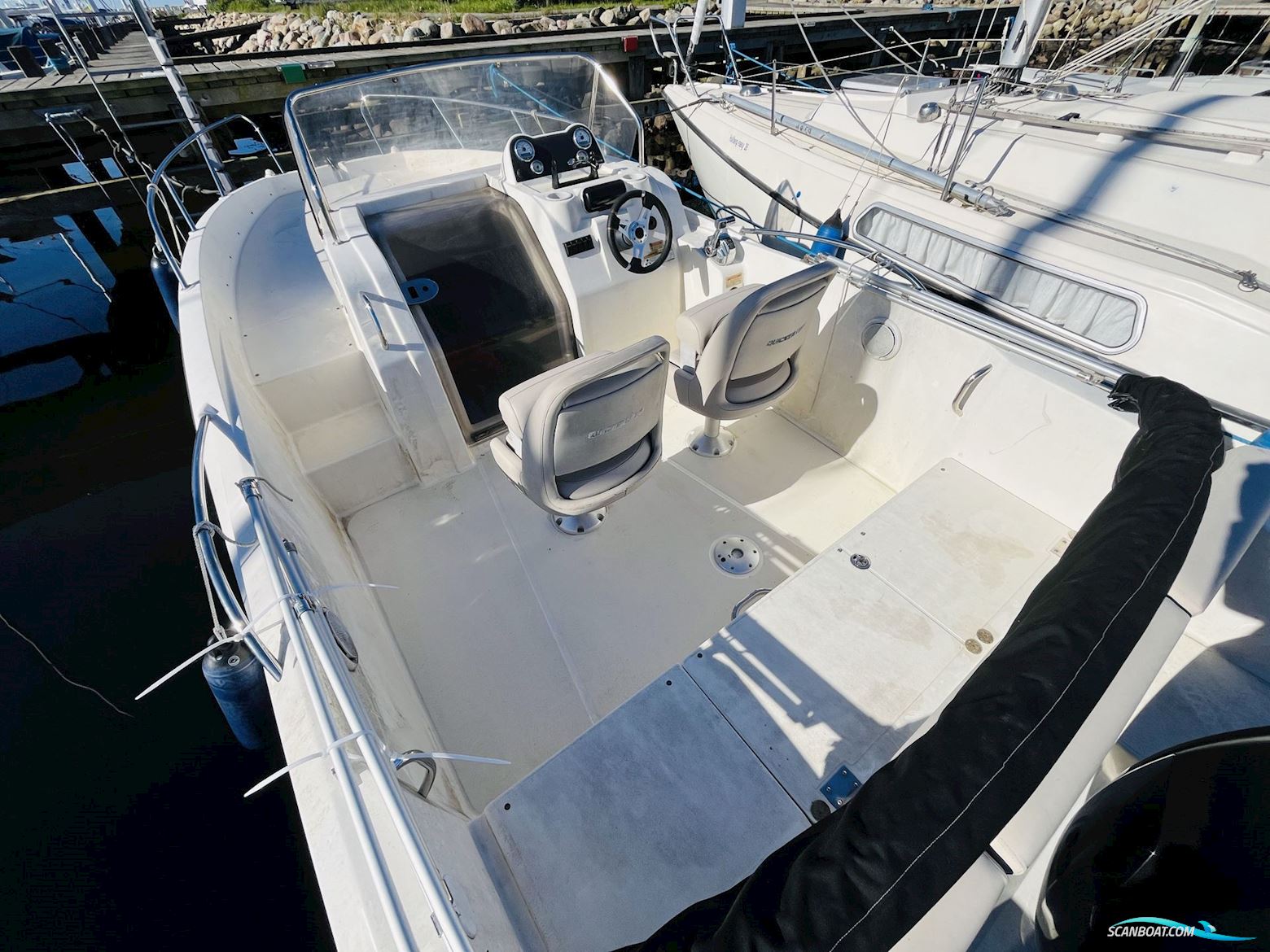 Quicksilver Activ 675 Sundeck