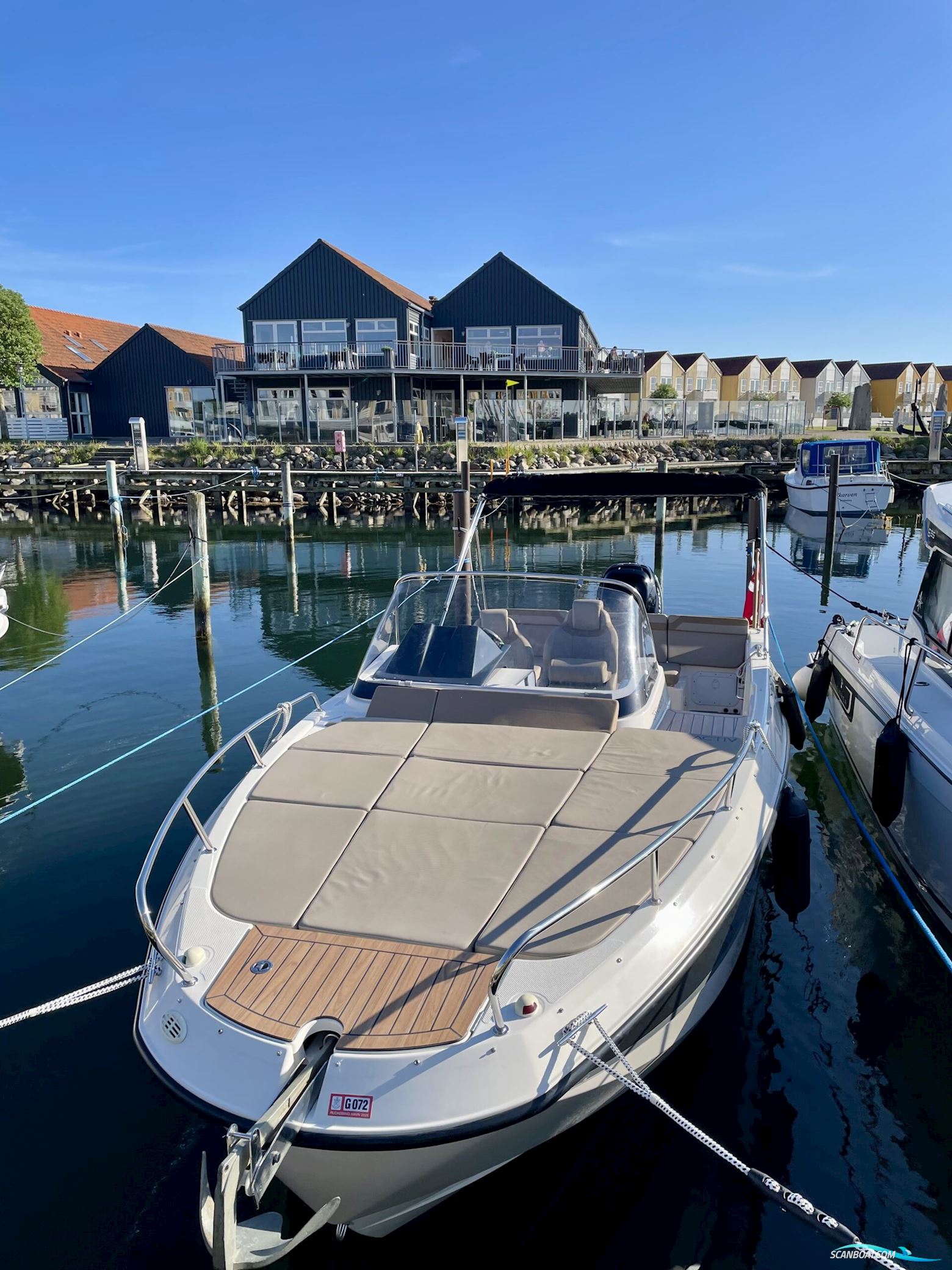 Quicksilver Activ 755 Sundeck