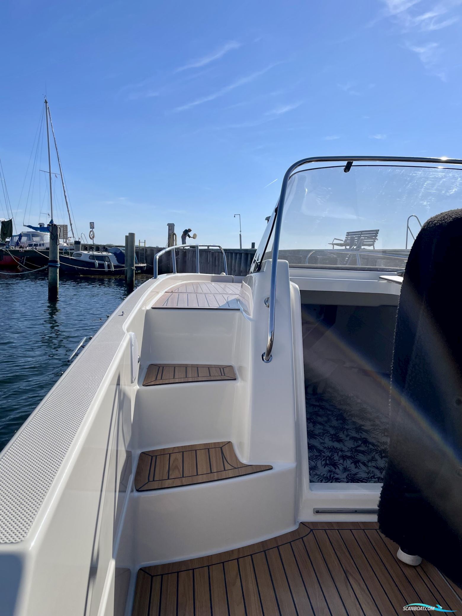 Quicksilver Activ 755 Sundeck