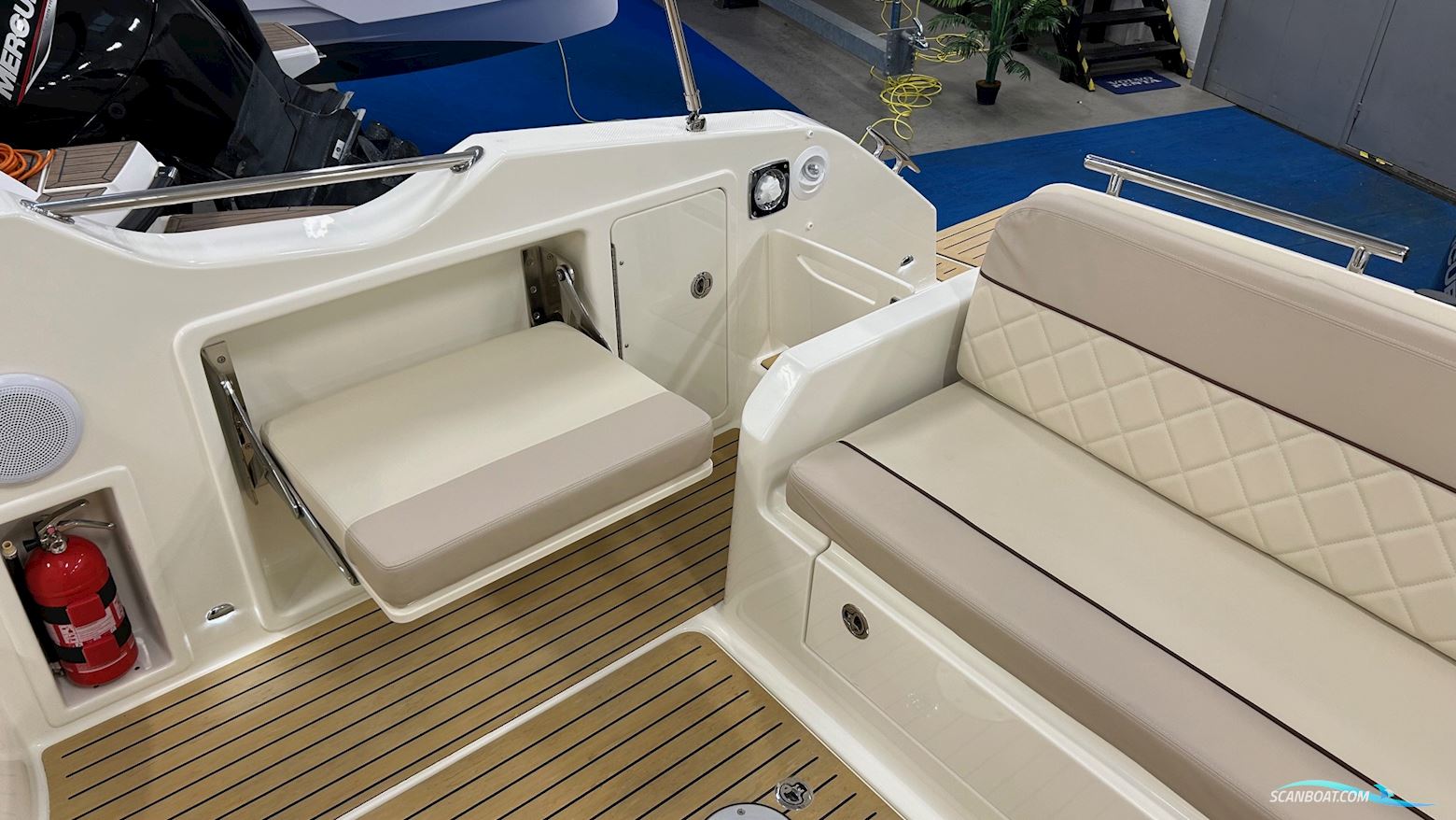 Quicksilver Activ 875 Sundeck