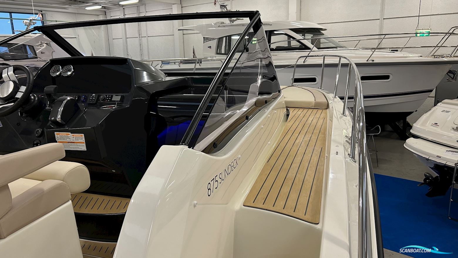 Quicksilver Activ 875 Sundeck