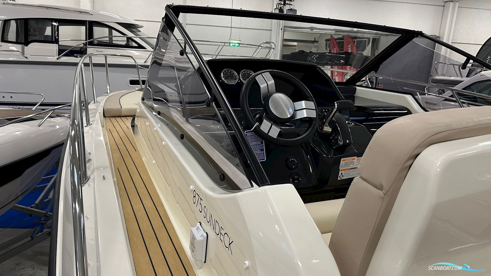 Quicksilver Activ 875 Sundeck