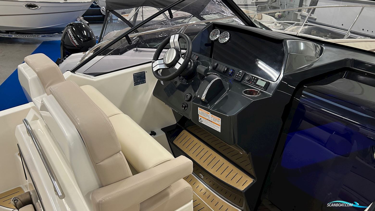 Quicksilver Activ 875 Sundeck