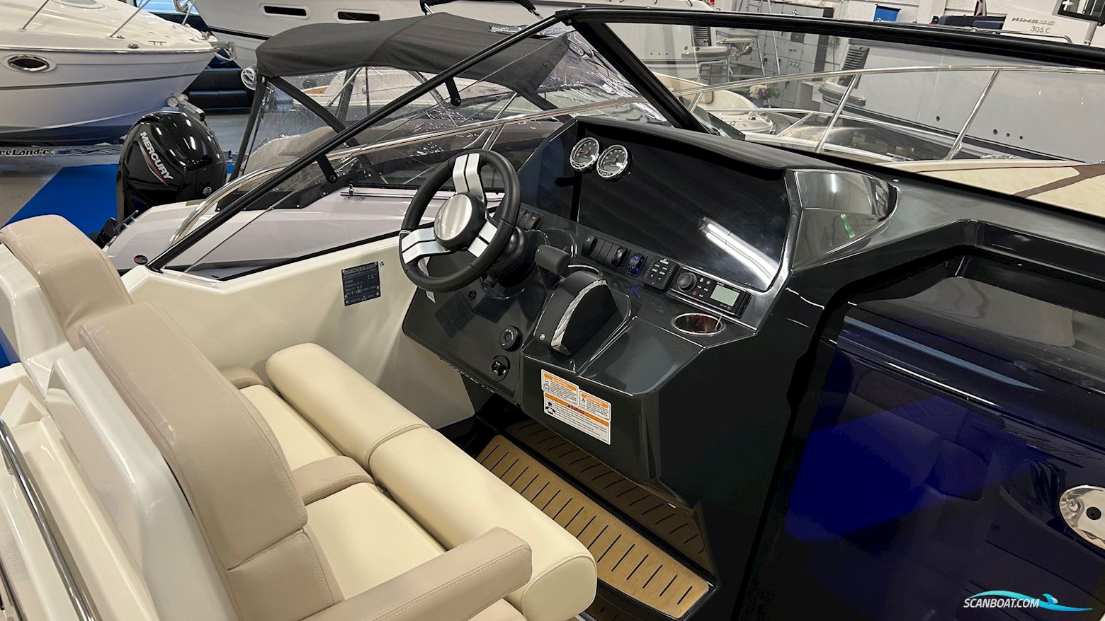 Quicksilver Activ 875 Sundeck