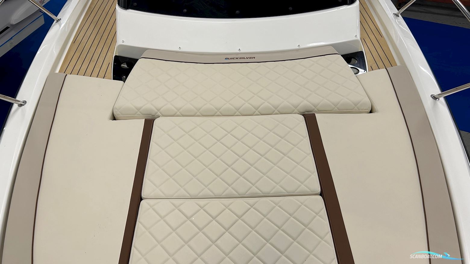 Quicksilver Activ 875 Sundeck