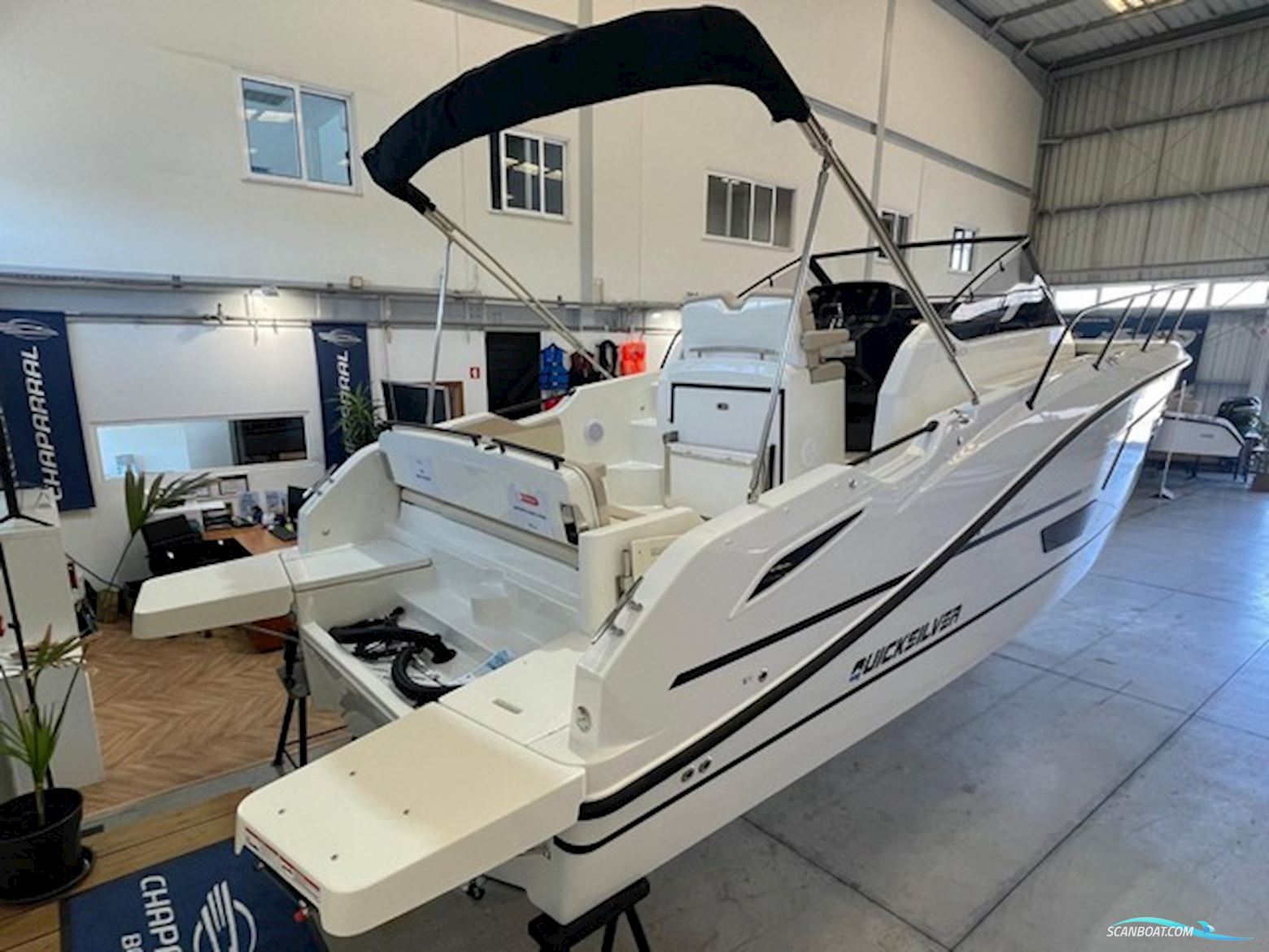 Quicksilver Activ 875 Sundeck