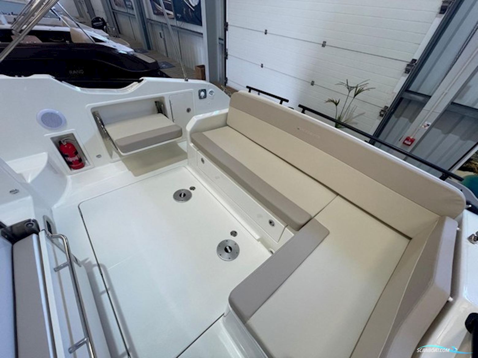 Quicksilver Activ 875 Sundeck