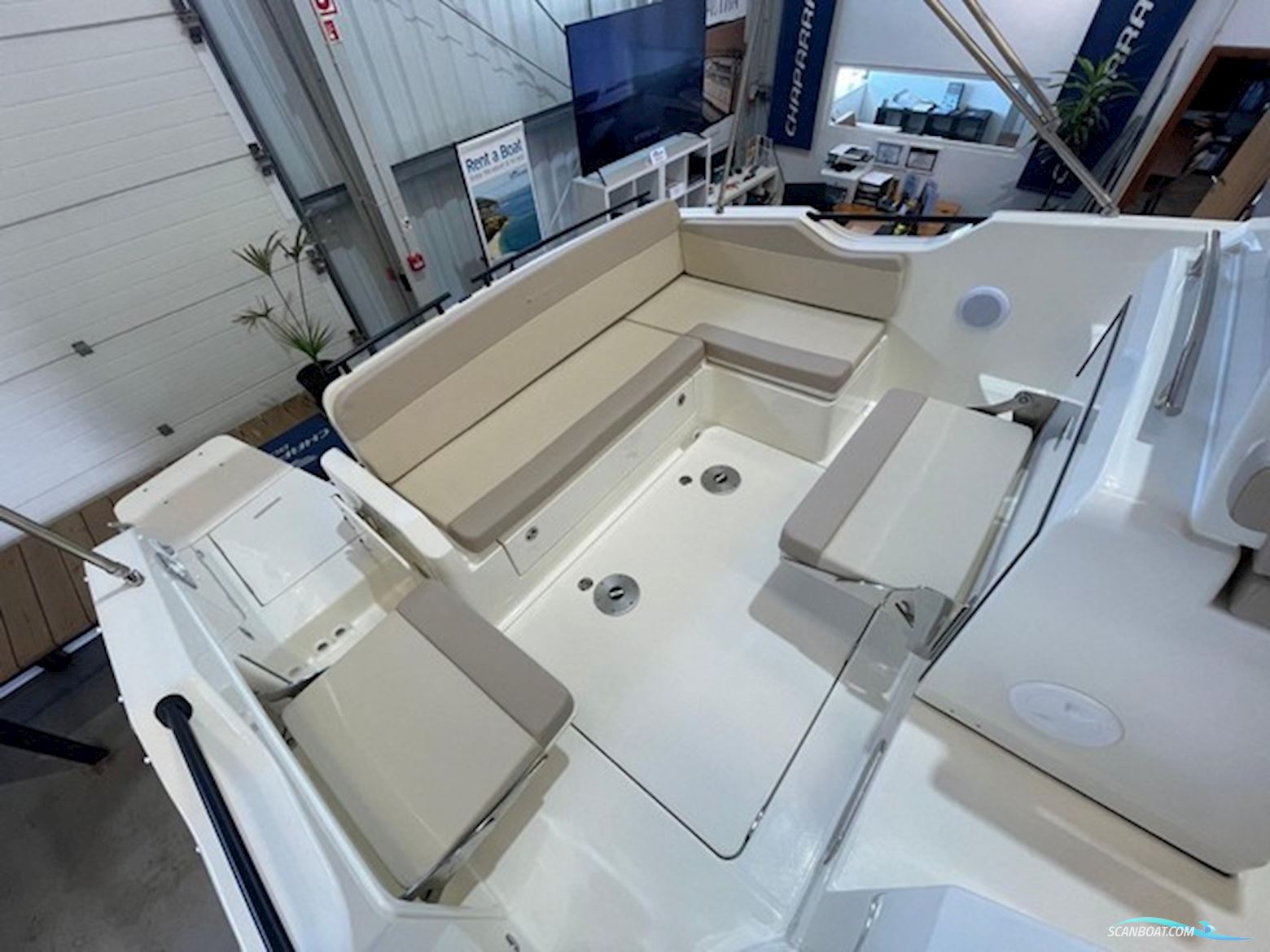 Quicksilver Activ 875 Sundeck