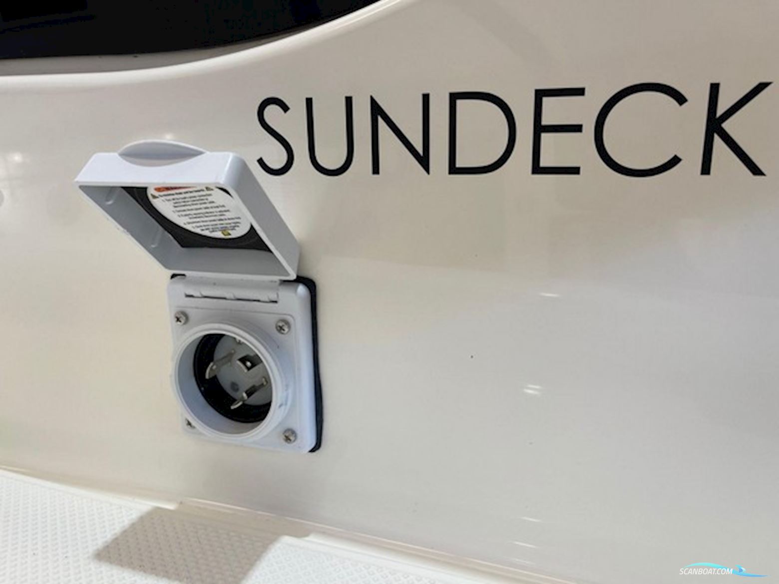 Quicksilver Activ 875 Sundeck