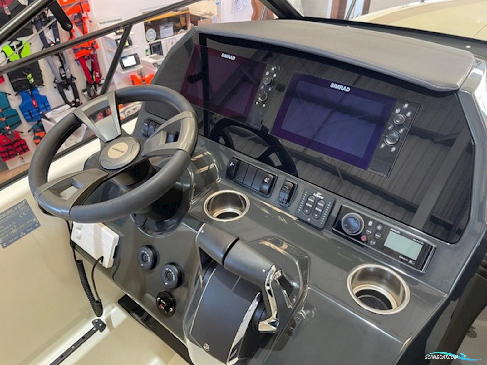 Quicksilver Activ 875 Sundeck