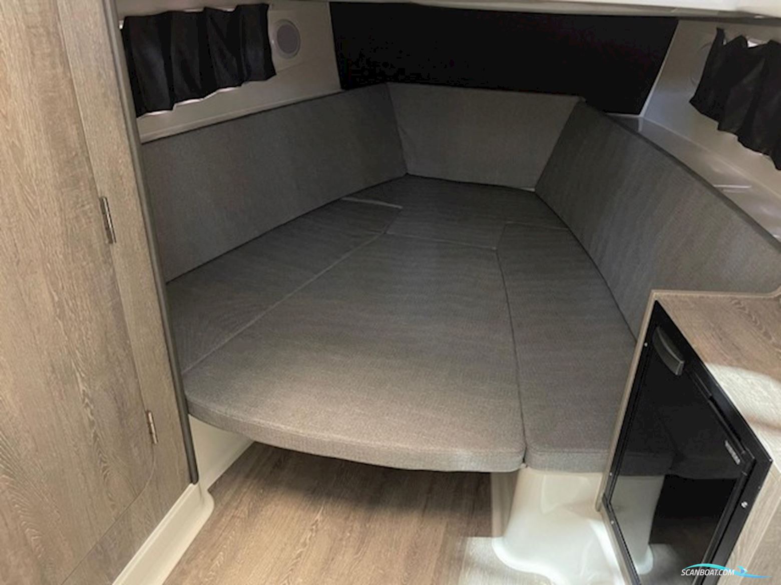 Quicksilver Activ 875 Sundeck