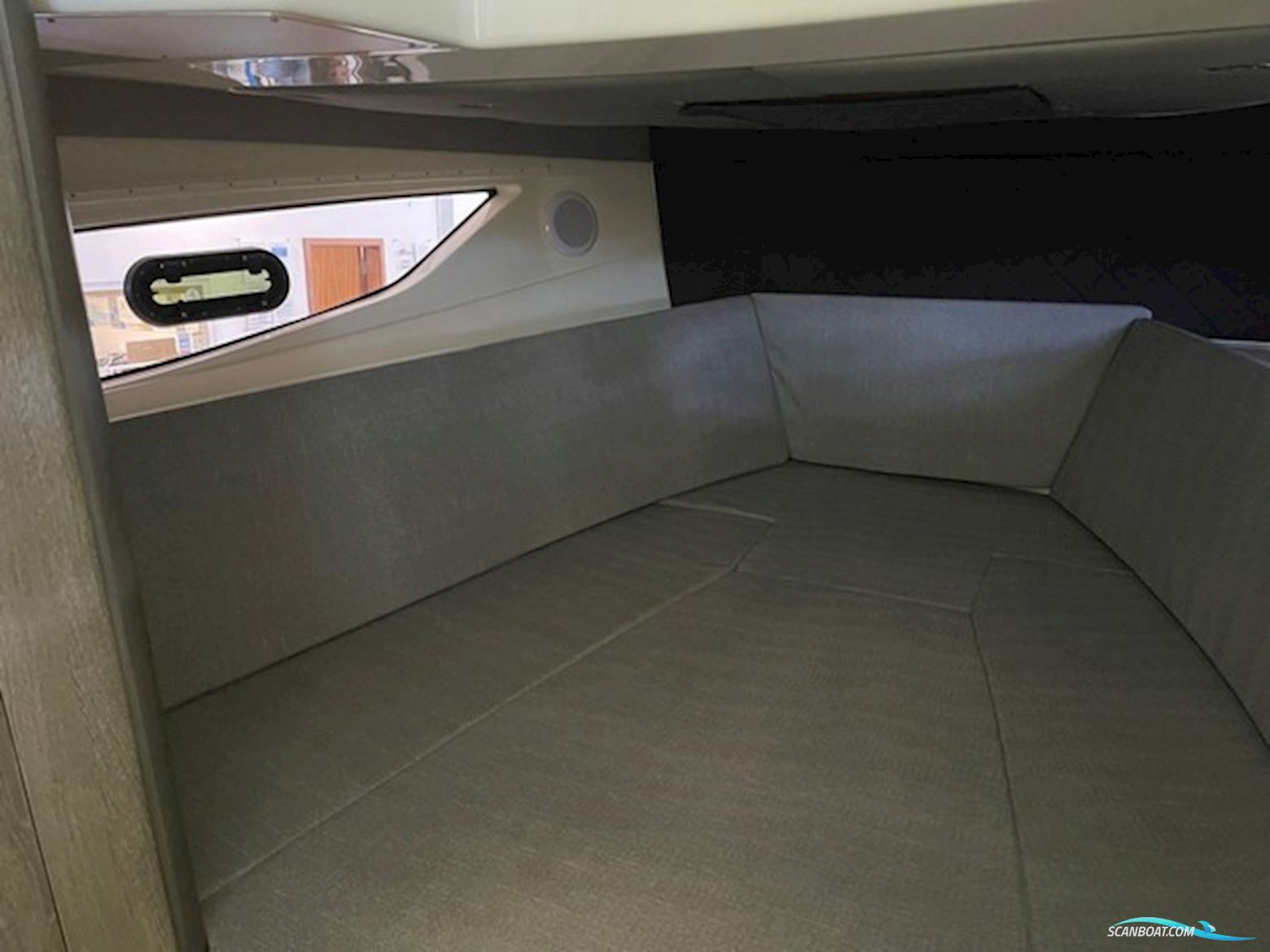 Quicksilver Activ 875 Sundeck