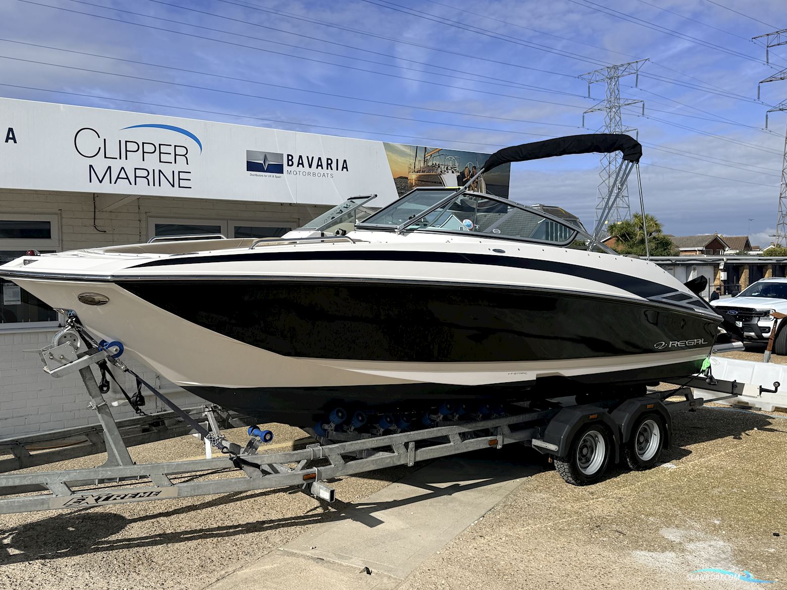 Regal 2220 Fasdeck Motorboten 2011, met Mercruiser motor, United Kingdom