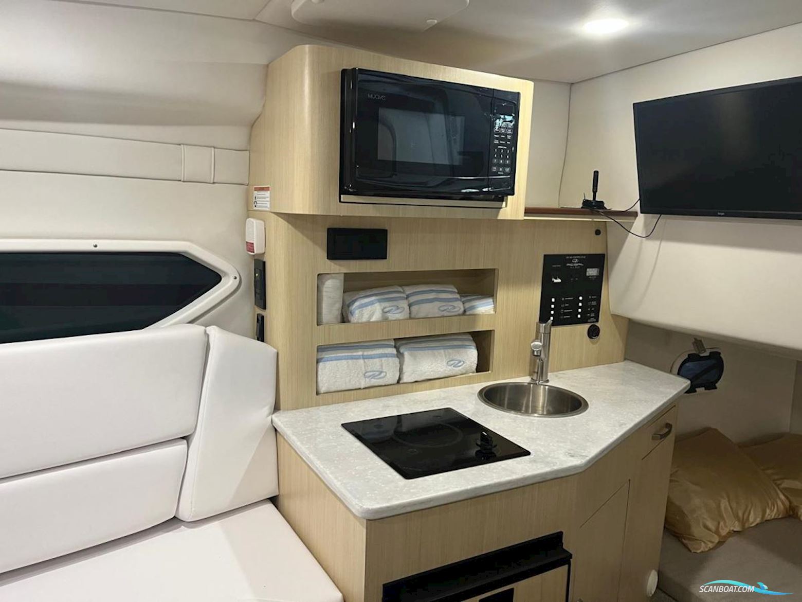 Regal 26 Express Cruiser