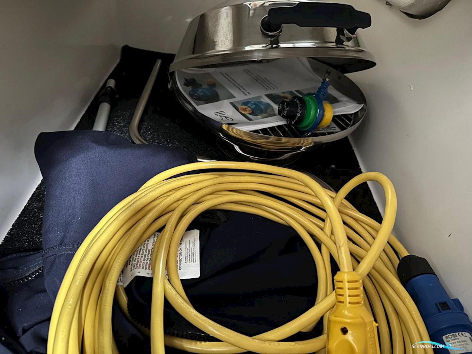 Regal 26 Express Cruiser