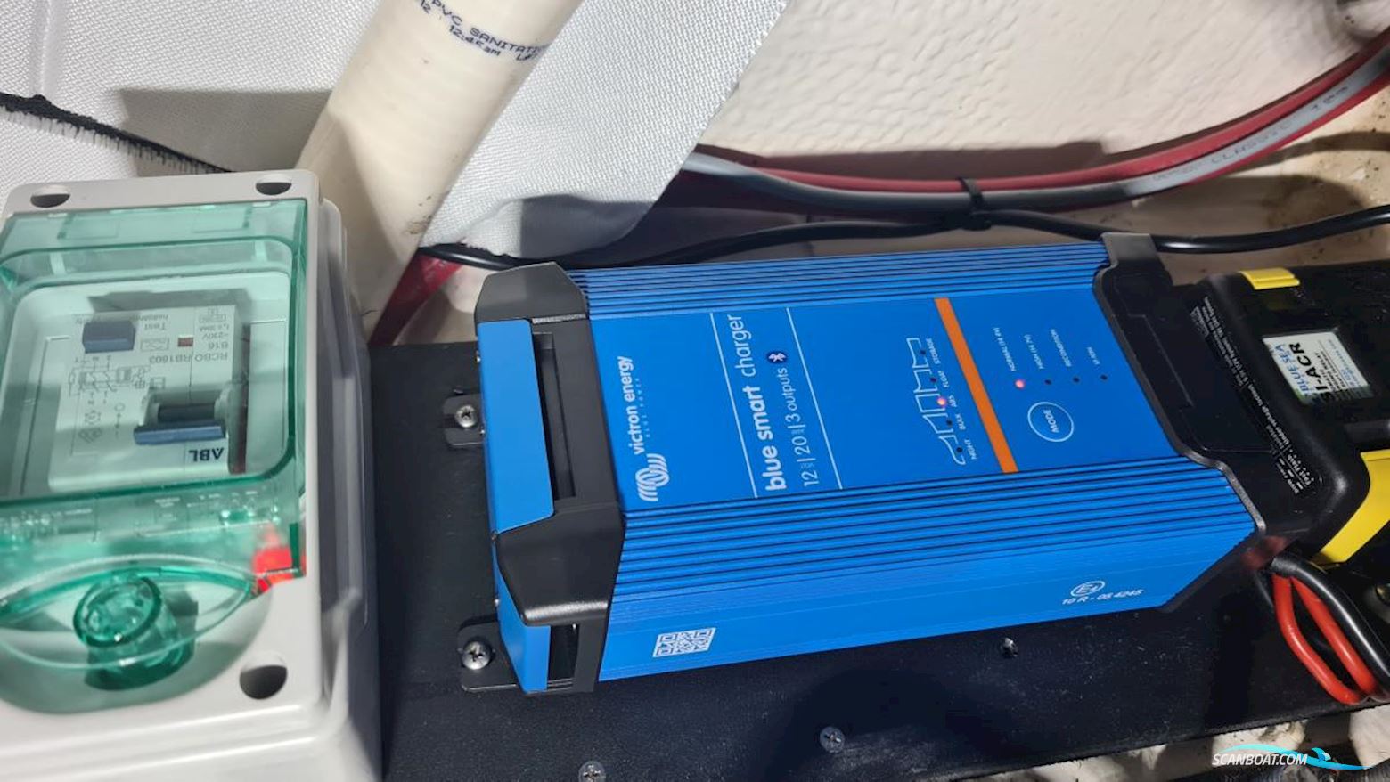 Regal 2750 Cuddy Cabin