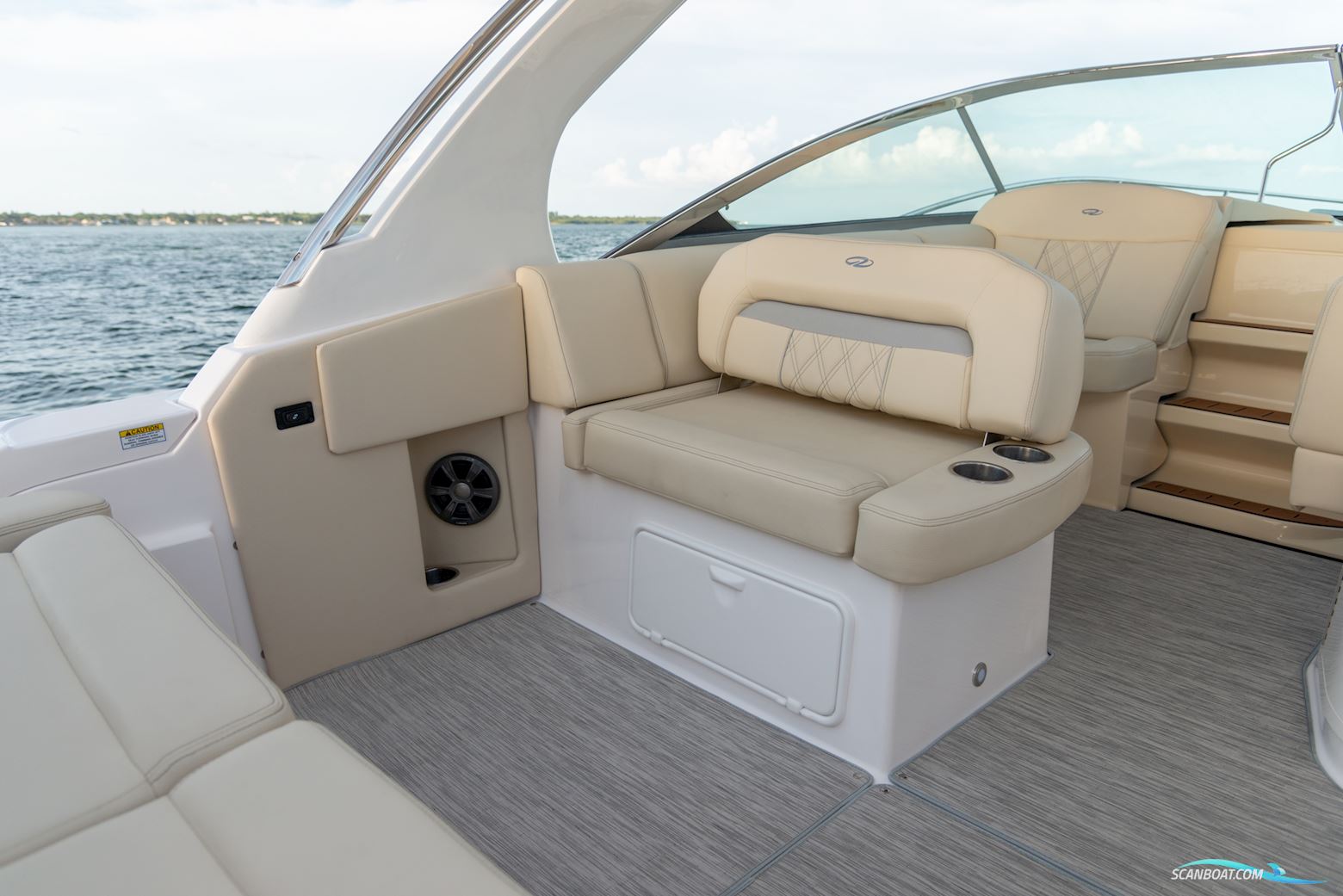 Regal 33X Premium Cruiser