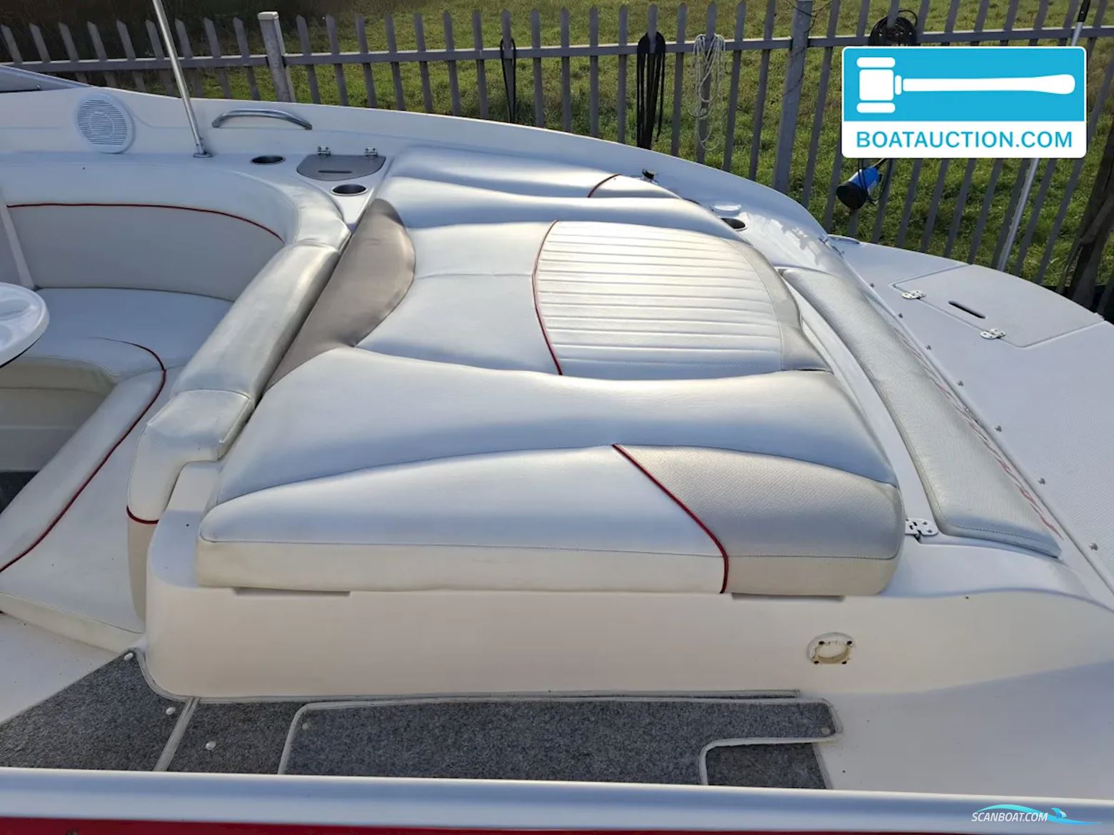 Rinker 246 Captiva Cuddy