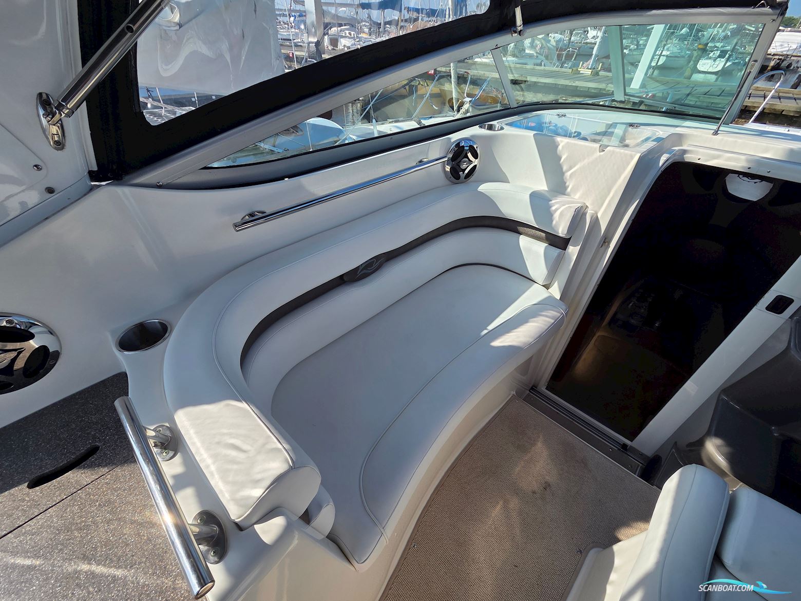 Rinker 260 Express Cruiser