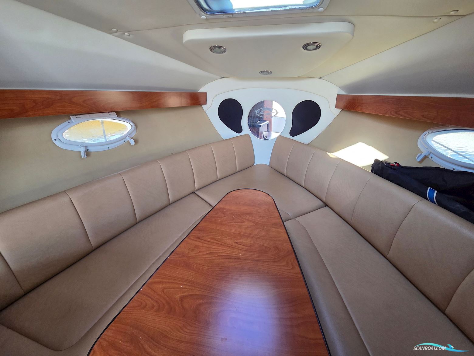 Rinker 260 Express Cruiser