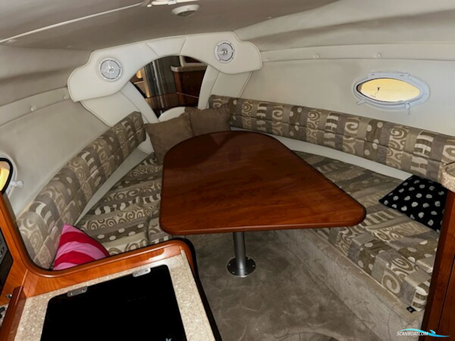 Rinker 27 Fiesta Vee, Volvo Penta 5.7 (Ferskvandskølet)