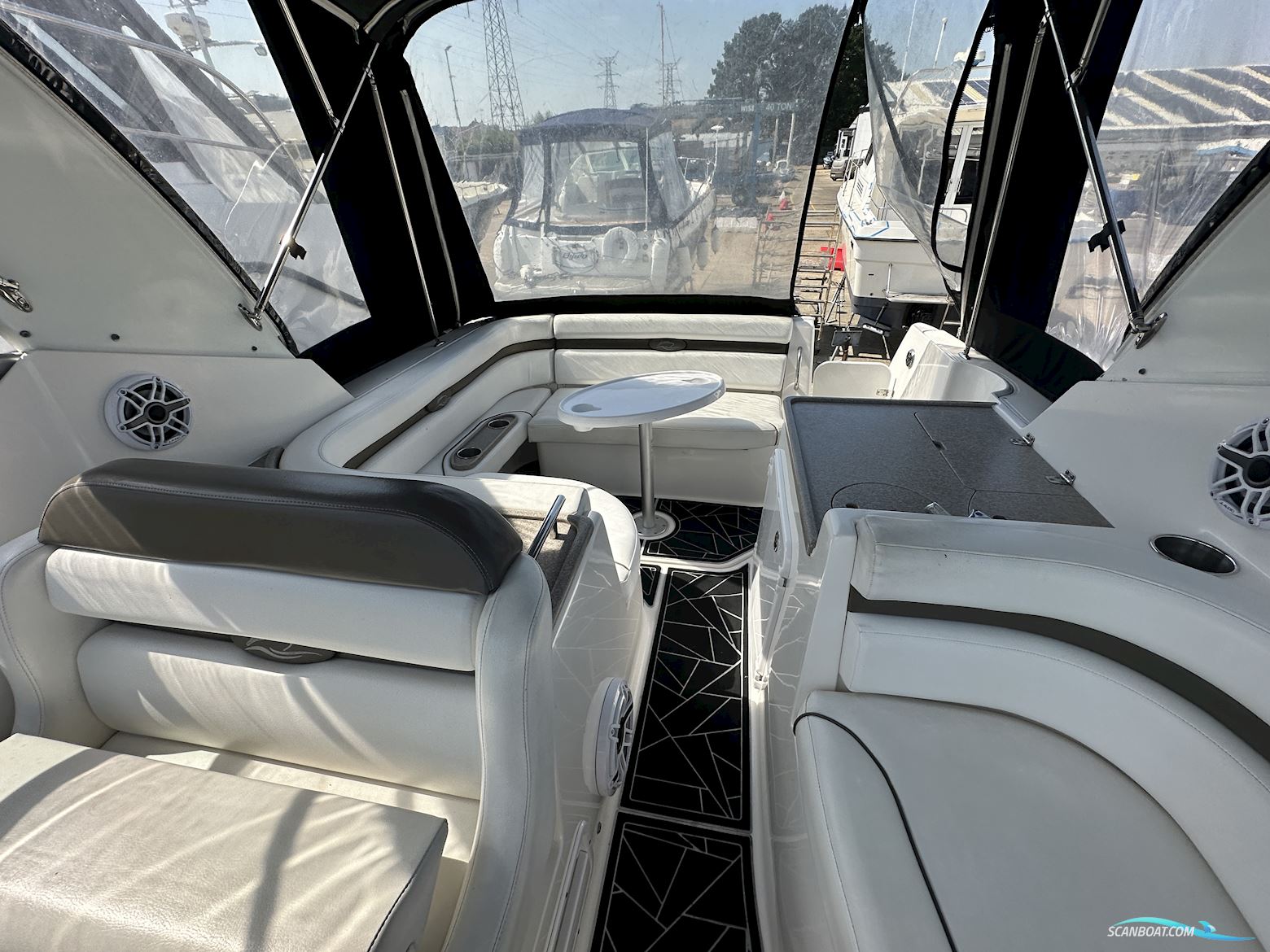 Rinker 280 Cabin Cruiser