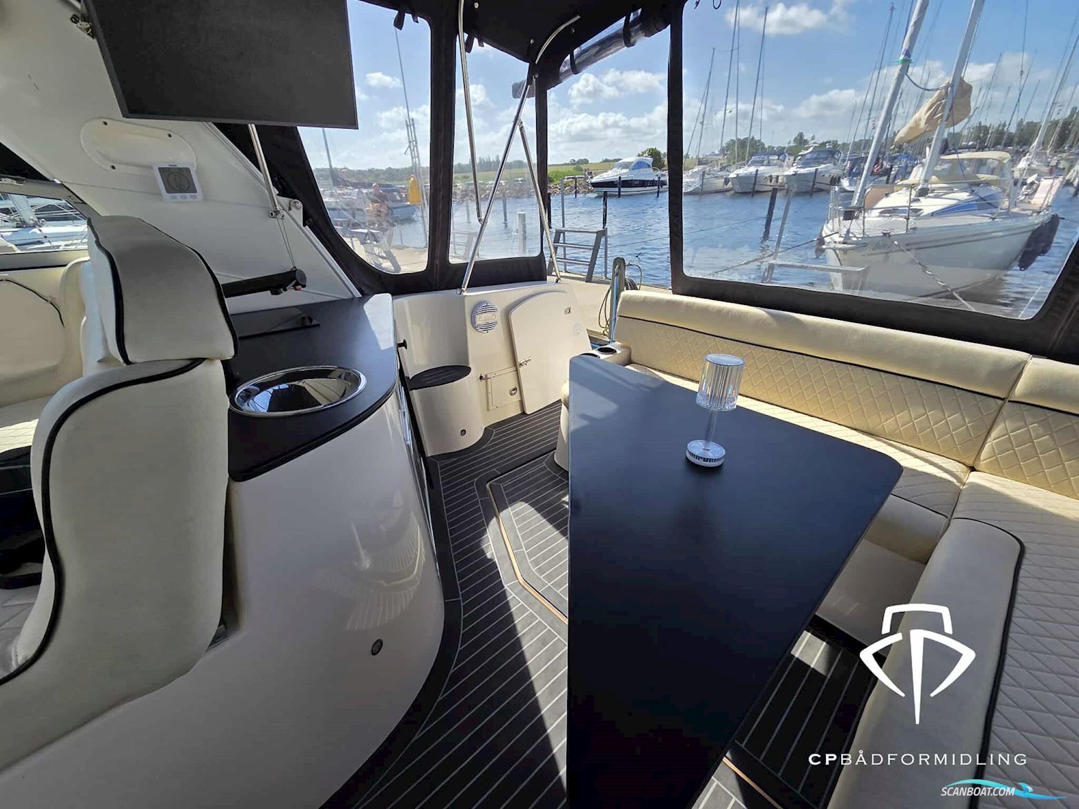 Rinker 360 Fiesta Vee