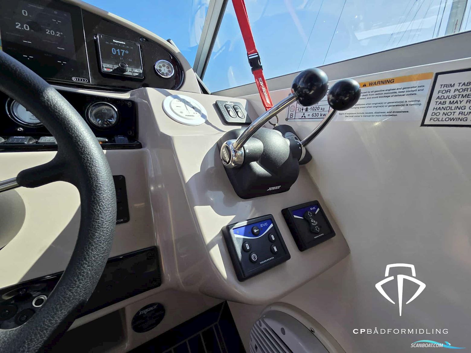 Rinker 360 Fiesta Vee