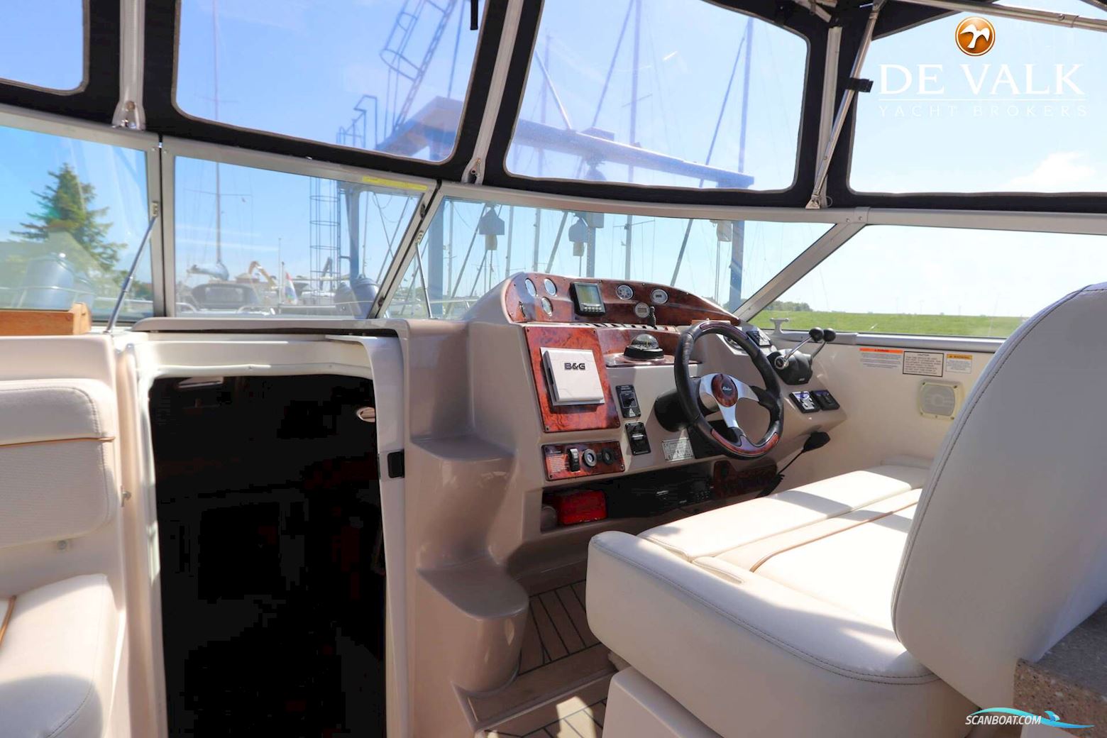 Rinker Fiesta Vee 320