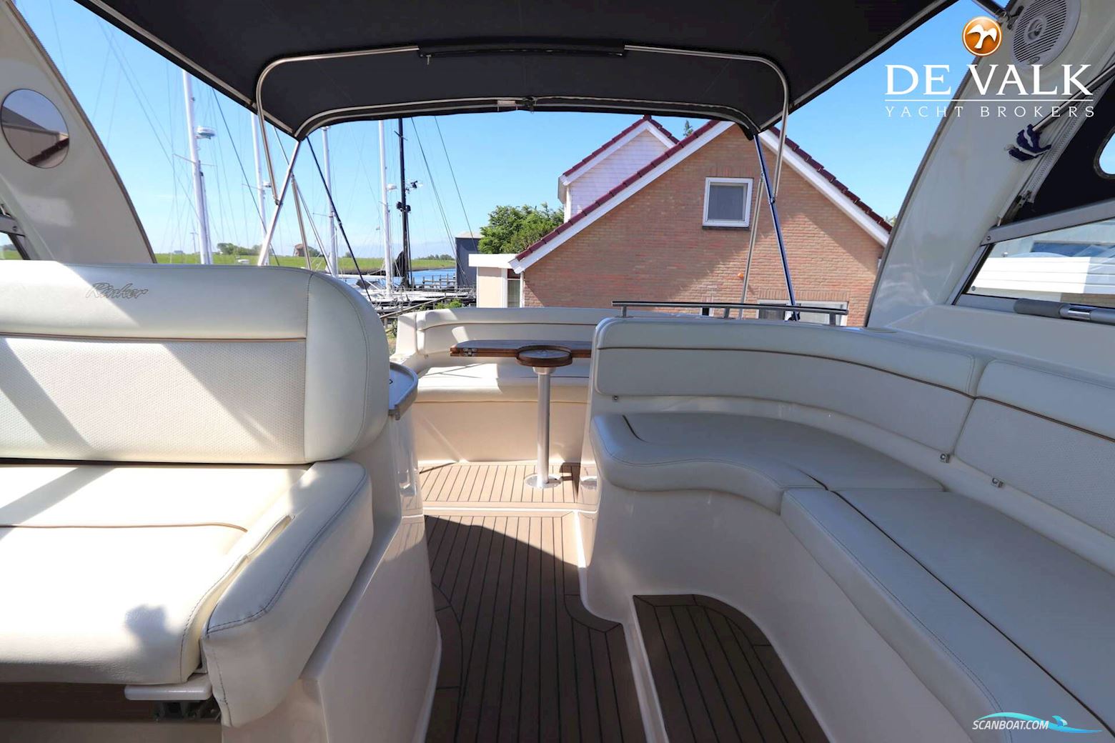 Rinker Fiesta Vee 320